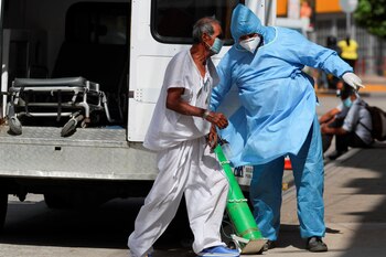 En la imagen, un hombre