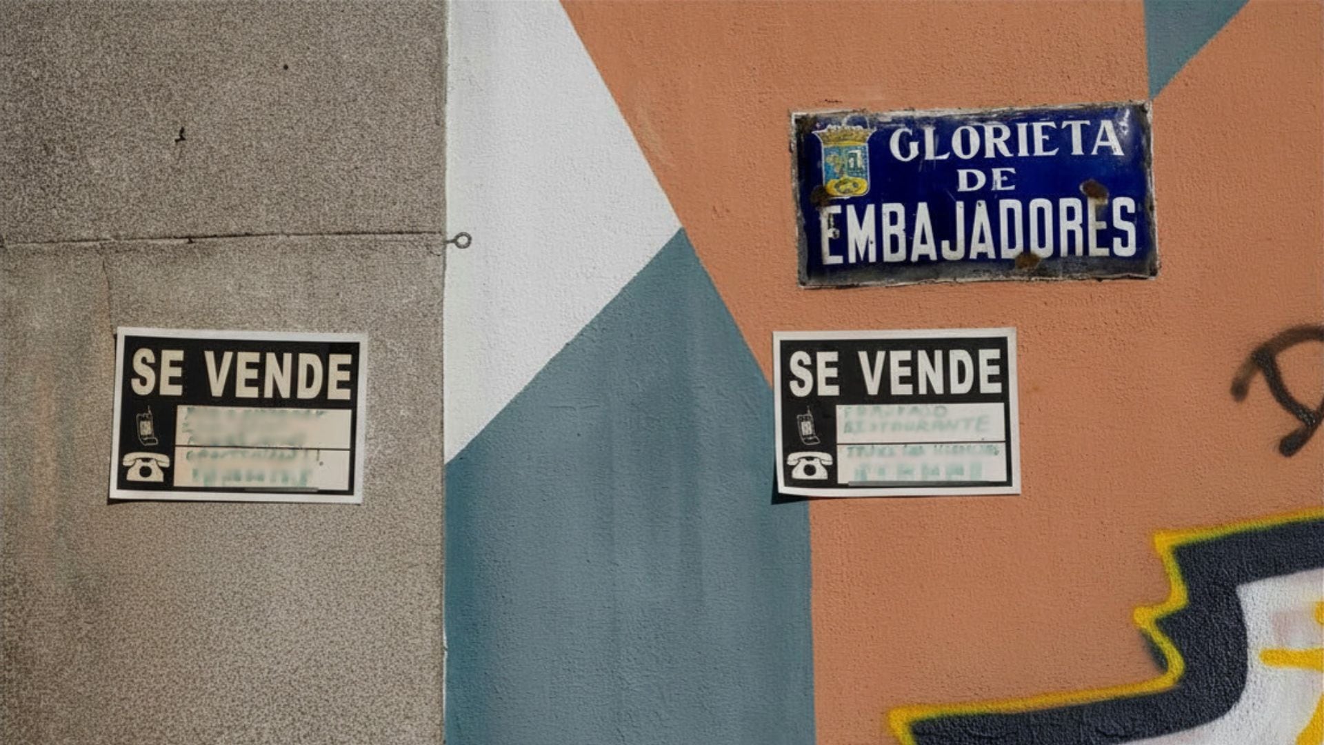 Carteles de 'Se vende' en la Glorieta de Embajadores en Madrid (Eduardo Parra / Europa Press)