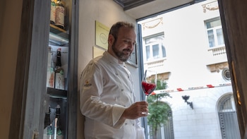 Iván de la Torre, sumiller en Distrito Taberna, un bar con vinos económicos hasta exclusivos champagnes. (Alejandro Higuera López / Infobae)