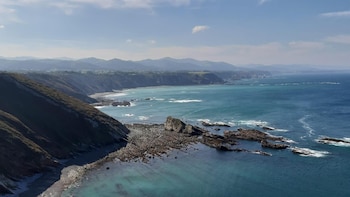 Rescatado ileso un hombre atrapado en un zarzal cerca de la playa de Sienra, en Cudillero