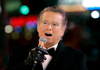 En la imagen, el icónico presentador de televisión estadounidense Regis Philbin, que murió el pasado viernes a los 88 años. EFE/Peter Foley/Archivo