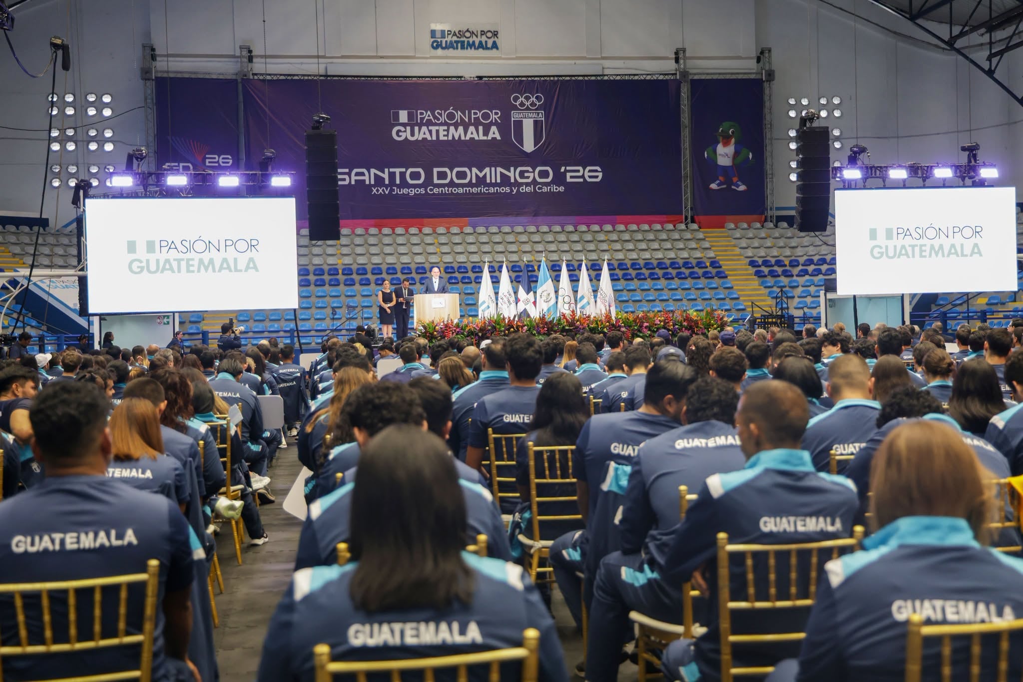 Atletas guatemaltecos asisten a la presentación oficial de los XXV Juegos Centroamericanos y del Caribe Santo Domingo 2026 en un auditorio. (CDAG)
