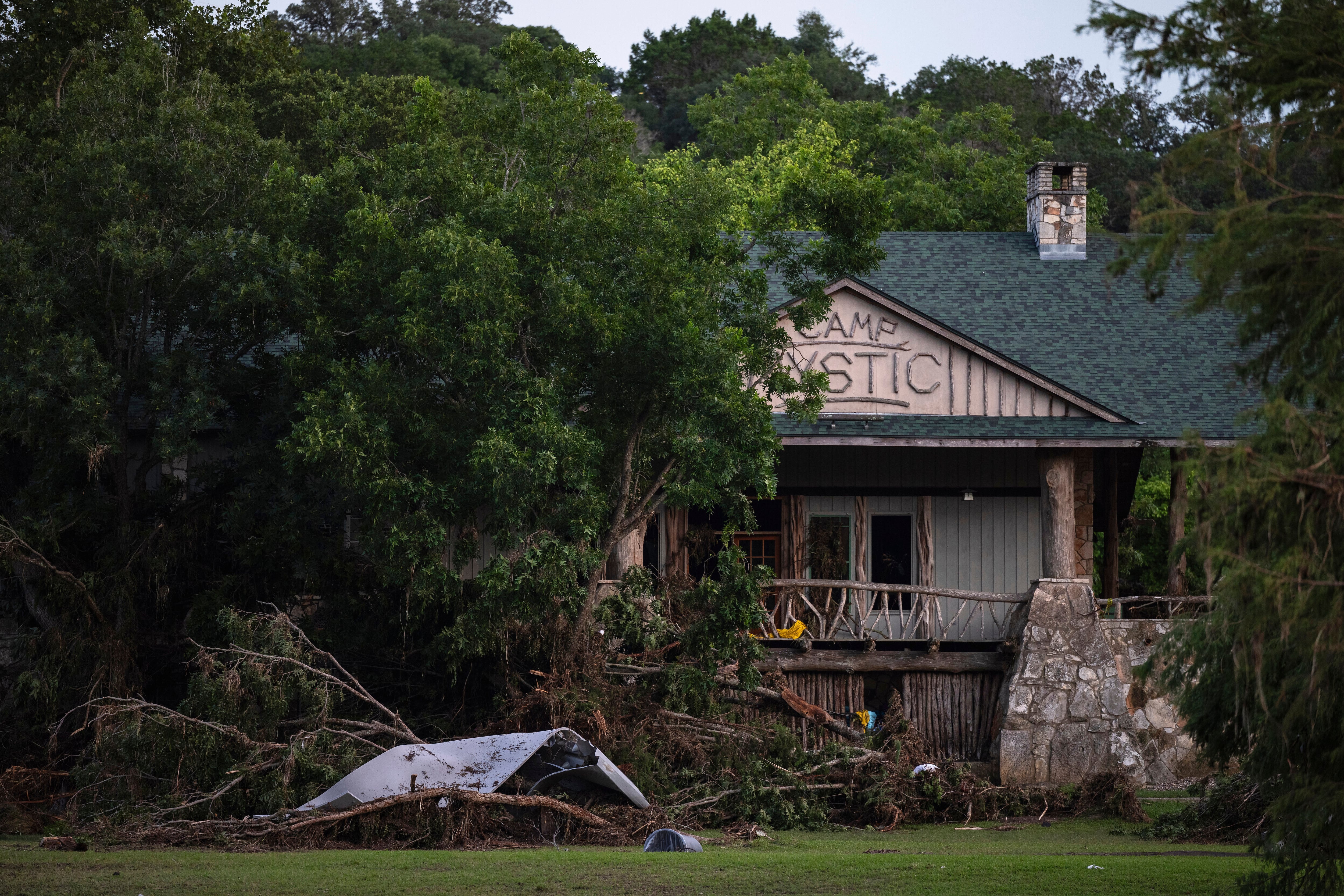 La agencia estatal Texas Rangers ejecutó 14 órdenes de allanamiento contra la familia propietaria y el personal de Camp Mystic (AP Foto/Eli Hartman)