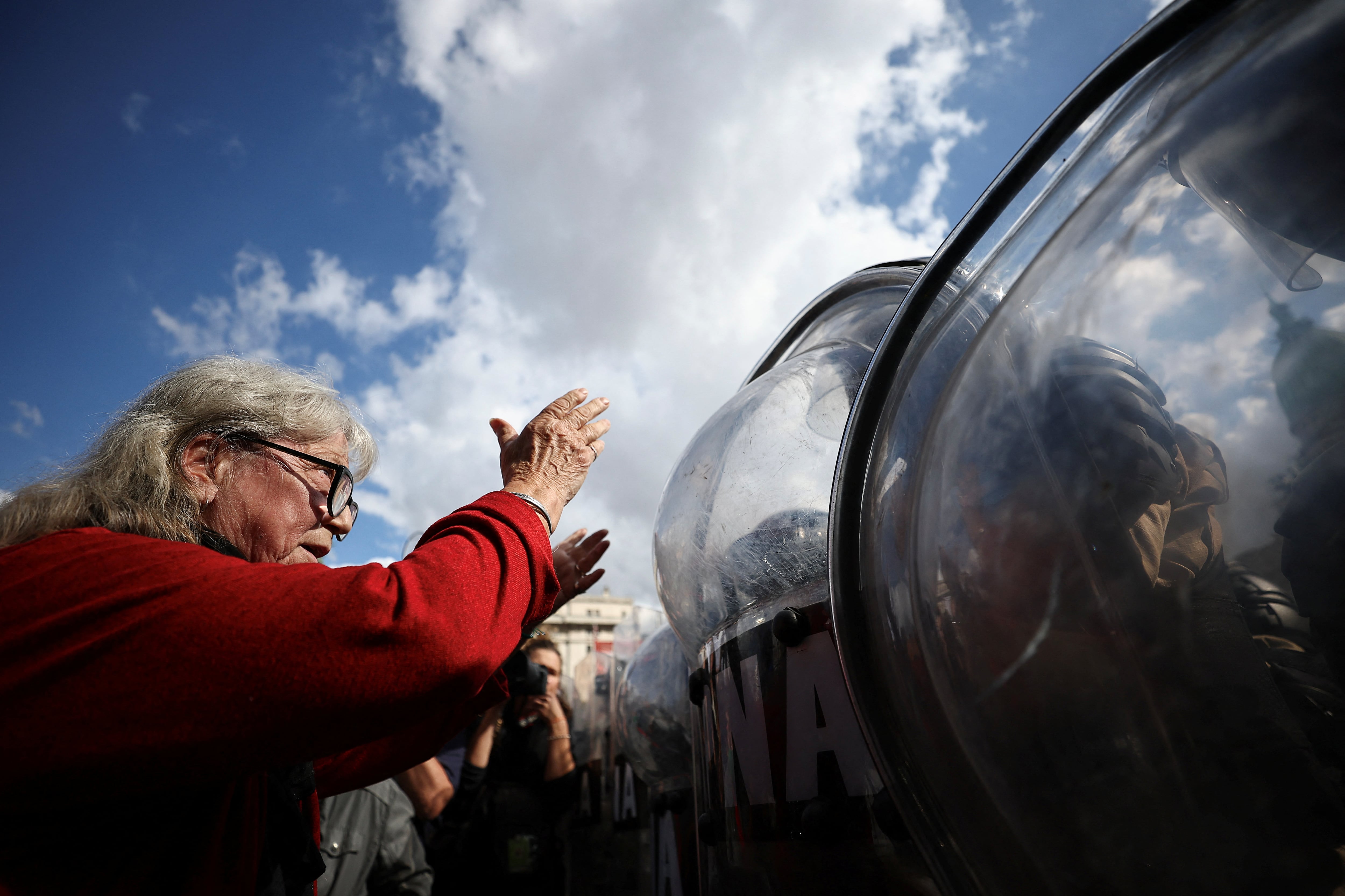 Manifestantes denunciaron el uso de gases y empujones por parte de las fuerzas de seguridad durante la dispersión en las inmediaciones del Congreso