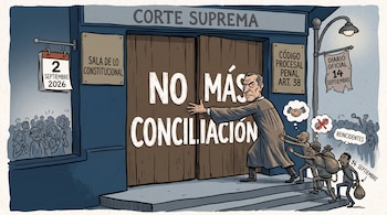 Un juez cierra la puerta de un edificio con el texto No más conciliación frente a hombres encadenados con sacos y una multitud observando.