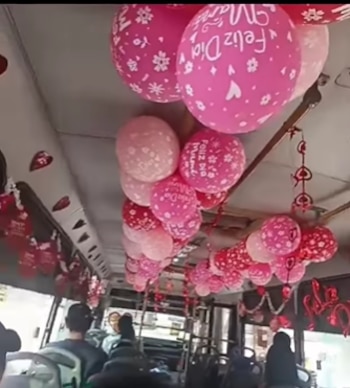 Conductores de La Carolina decoran buses en Barranquilla para homenajear a las madres durante el Día de la Madre 2026 - crédito Captura de Video Instagram