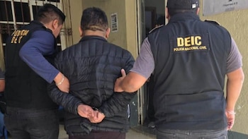 Amenazó a una cajera y robó Q30 mil: lo detuvieron tras un allanamiento en Quiché