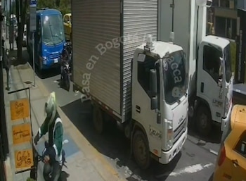 Un incidente grabado muestra a un conductor de vehículo eléctrico perdiendo el control y estrellándose contra un local al adelantar por la derecha en el andén - crédito Pasa en Bogotá/X