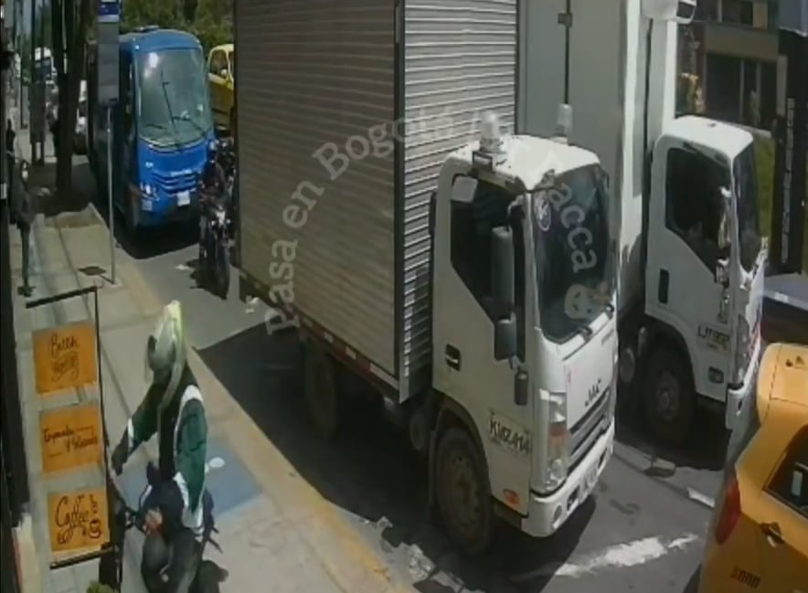 Un incidente grabado muestra a un conductor de vehículo eléctrico perdiendo el control y estrellándose contra un local al adelantar por la derecha en el andén - crédito Pasa en Bogotá/X