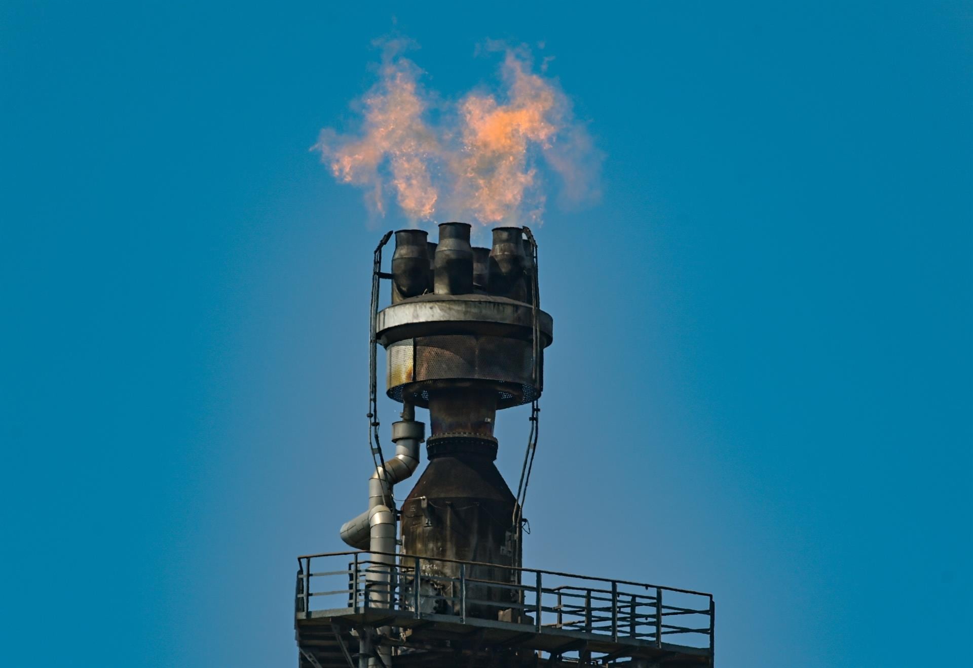 Los proyectos de fracking requieren inversiones millonarias y procesos de perforación que pueden extenderse durante varios años antes de alcanzar una producción significativa -crédito Europa Press
