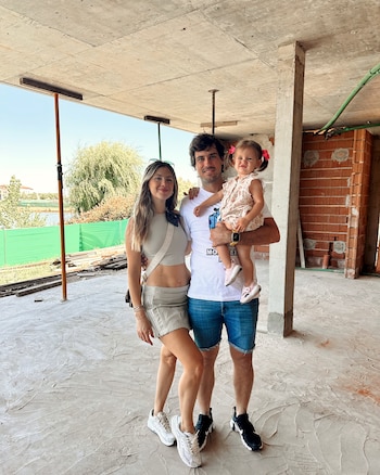 Stephanie Demner y su pareja, con su hija Ariana en brazos, posan en el interior de su hogar cuando se encontraba en la etapa de construcción