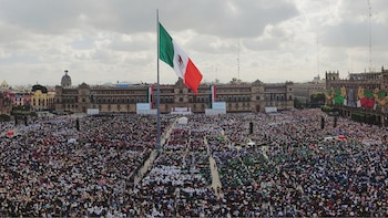 El Zócalo se desborda: miles de personas se congregan para el mensaje final de Sheinbaum