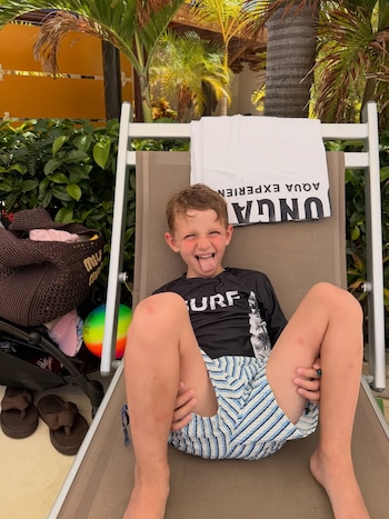 Bautista De Paul disfruta de las vacaciones junto a su mamá