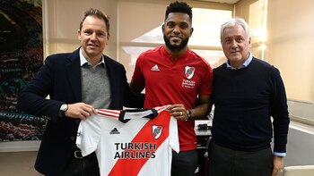 Miguel Borja junto a Jorge