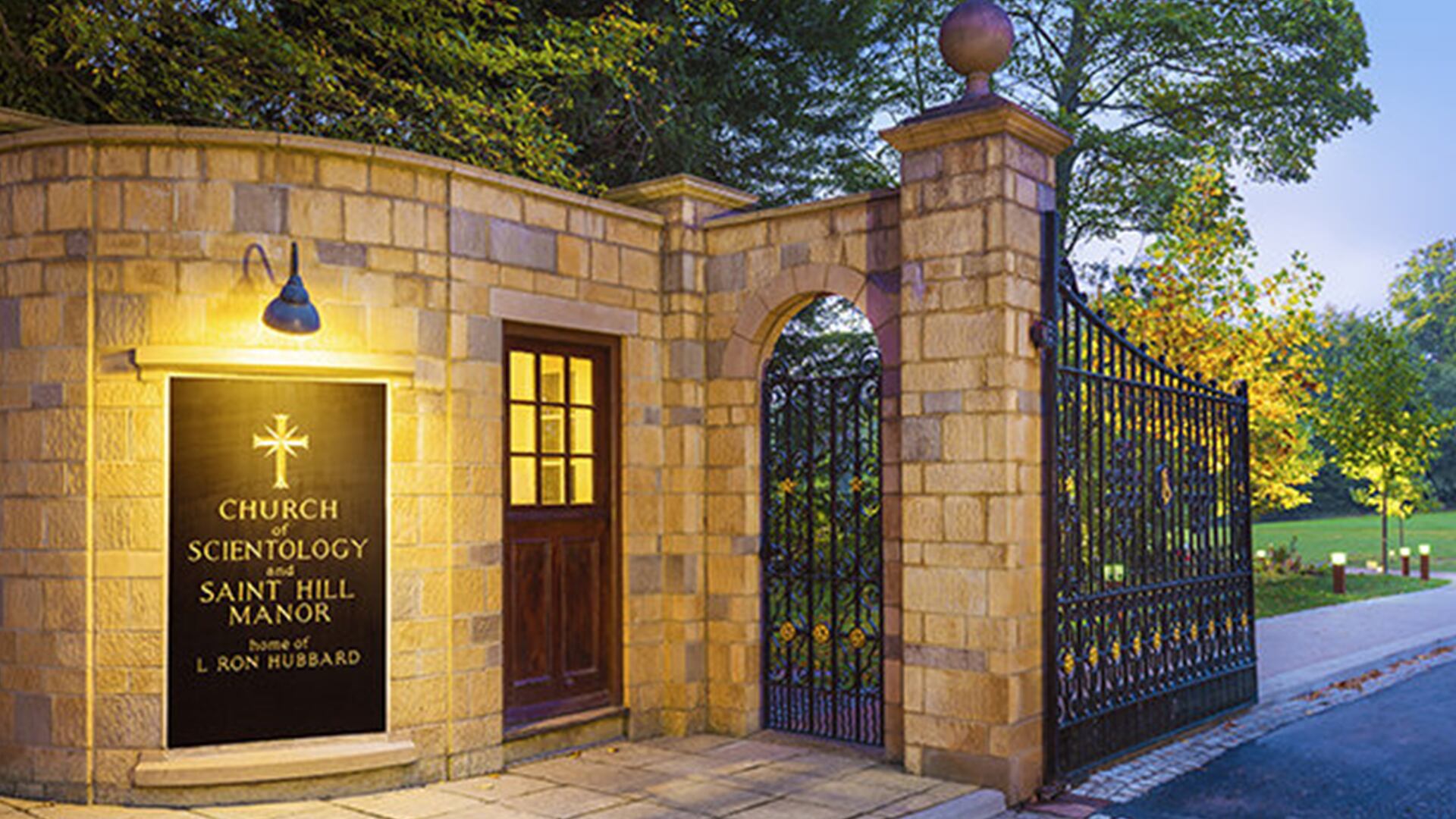 La Cienciología promueve creencias sobre espíritus alienígenas adheridos al cuerpo y sesiones para “liberarlos” (Foto: scientology.org)