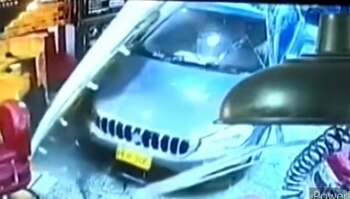 Un vehículo terminó dentro de