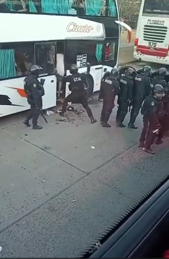 El momento en el que un oficial fue captado golpeando a hinchas de Estudiantes de La Plata