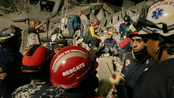 Los rescatistas del terremoto en Venezuela creen que un niño de 9 años está vivo bajo los escombros tras más de 16 días