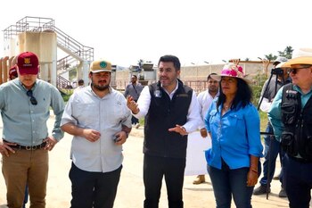 Efraín Morales López viste chaleco