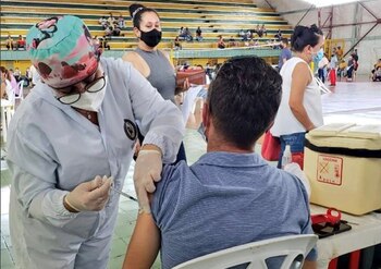 Un ciudadano siendo inmunizado contra