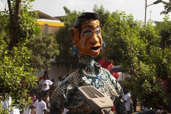 Una marioneta gigante se exhibe
