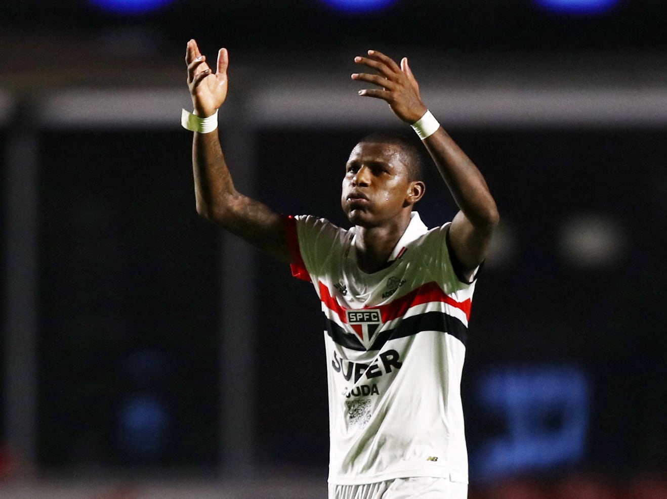 El club todavía no pudo entablar contacto con Arboleda desde que se fue de Brasil (REUTERS/Carla Carniel)