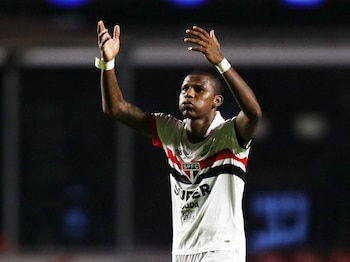 El club todavía no pudo entablar contacto con Arboleda desde que se fue de Brasil (REUTERS/Carla Carniel)