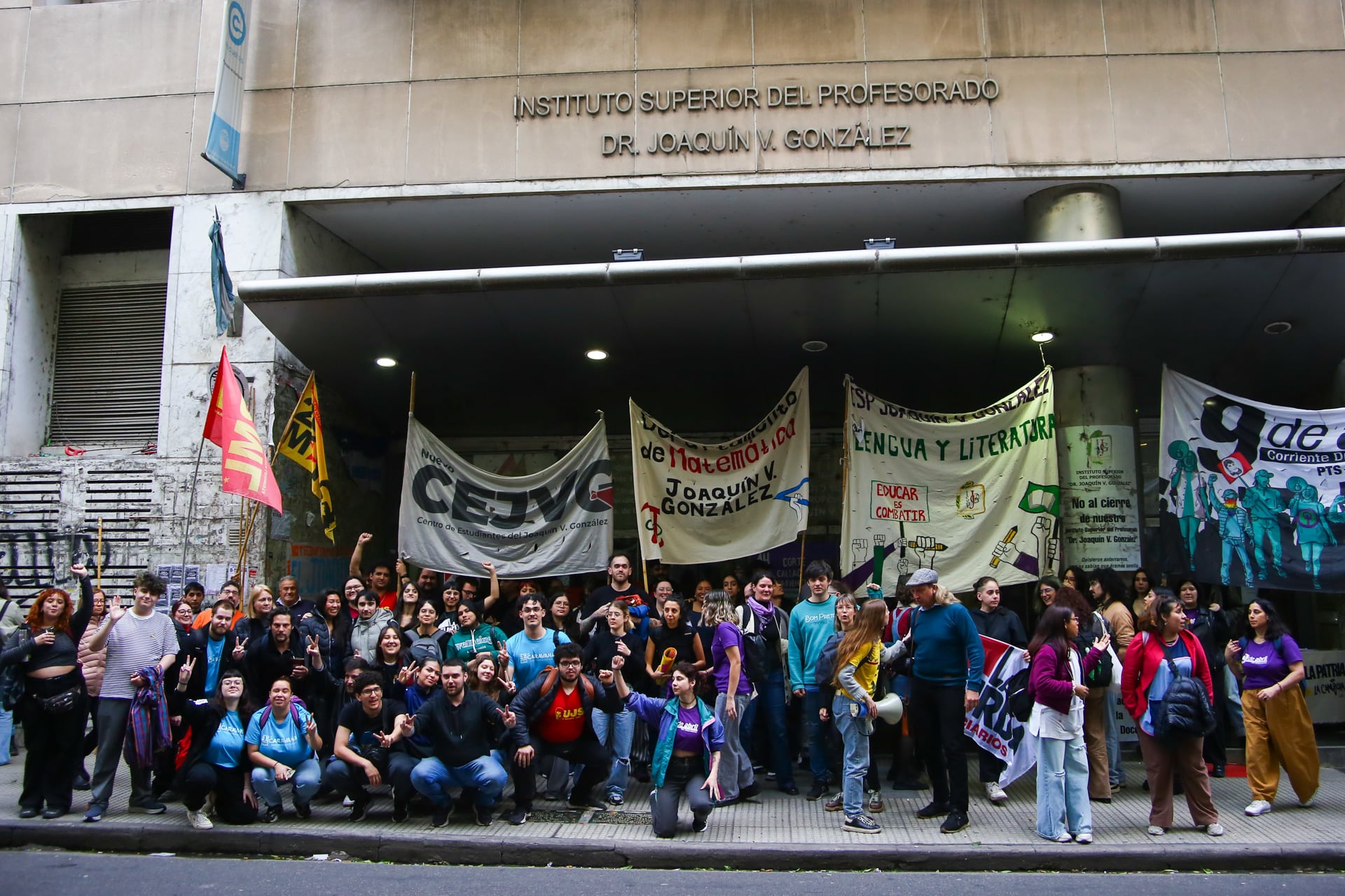 Estudiantes denunciaron el cierre de las carreras de Ciencias Políticas y Ciencias Jurídicas en el Instituto Joaquín V. González (RS Fotos)