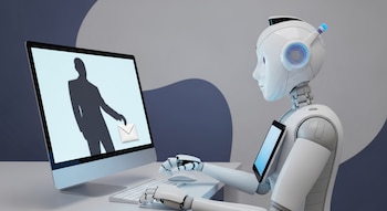 Un robot blanco con detalles azules sentado frente a un monitor de computadora, tecleando. En la pantalla se ve la silueta oscura de una persona y un sobre de correo.