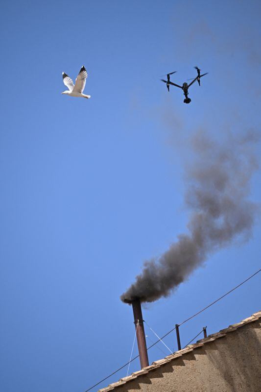 Difunden por primera vez imágenes aéreas de la fumata negra desde un drone en el Vaticano (REUTERS/Dylan Martínez)