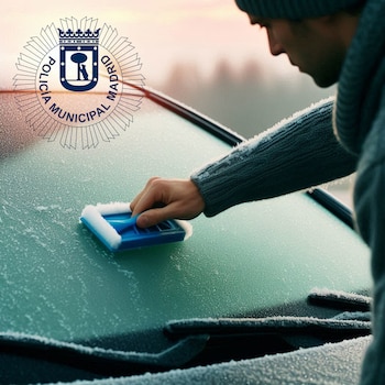 Conductor retirando la escarcha del