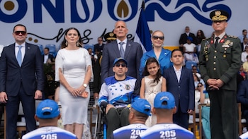 Honduras: Teniente coronel Ever Maldonado vuelve al Estadio Nacional un año después del accidente que sufrió durante un show de paracaidismo