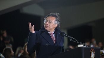 Petro anuncia honras para los