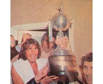 Hugo Orlando Gatti levantando la