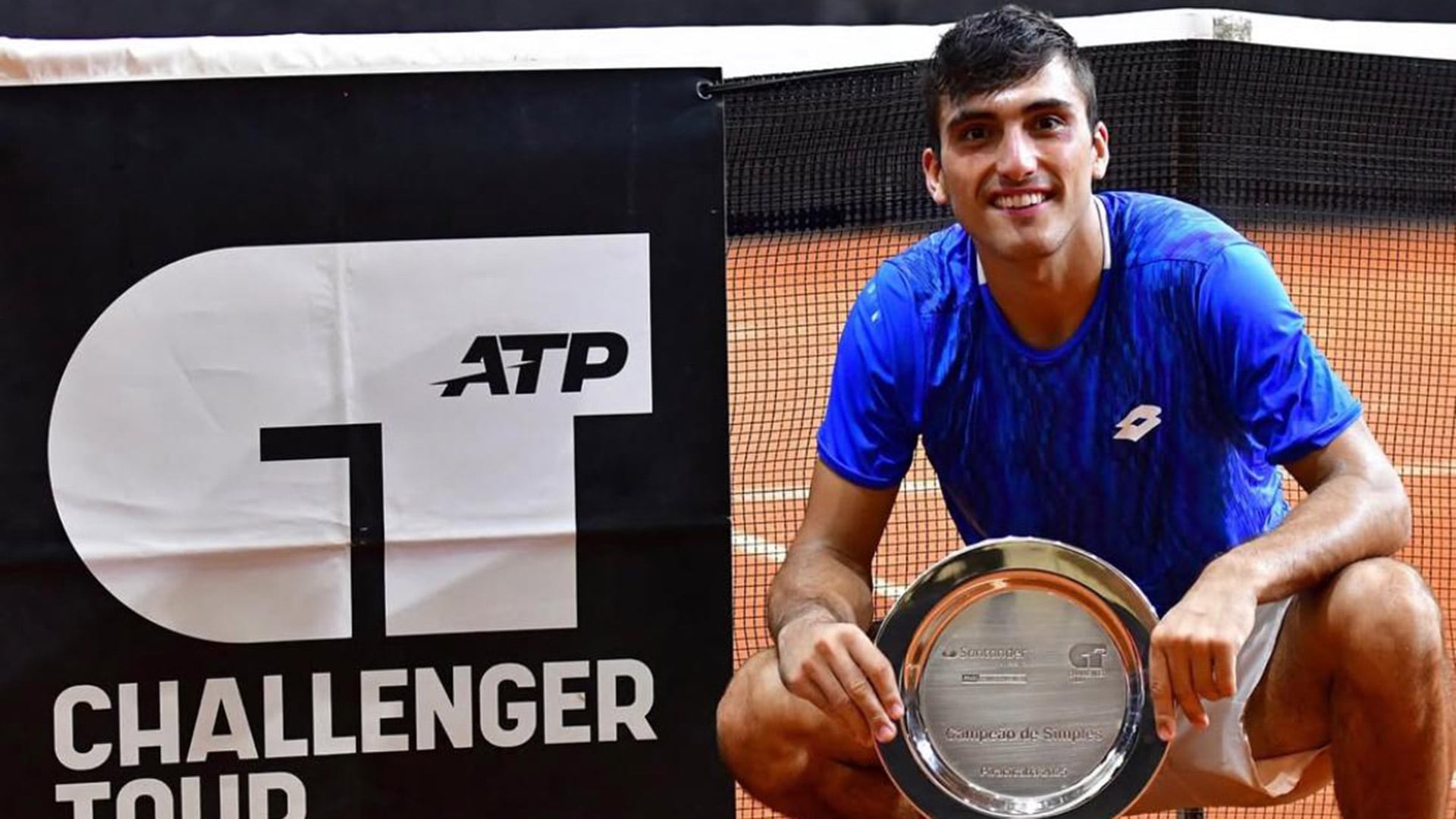 Román Burruchaga posando con su primer título Challenger en el certamen de Piracicaba 2025