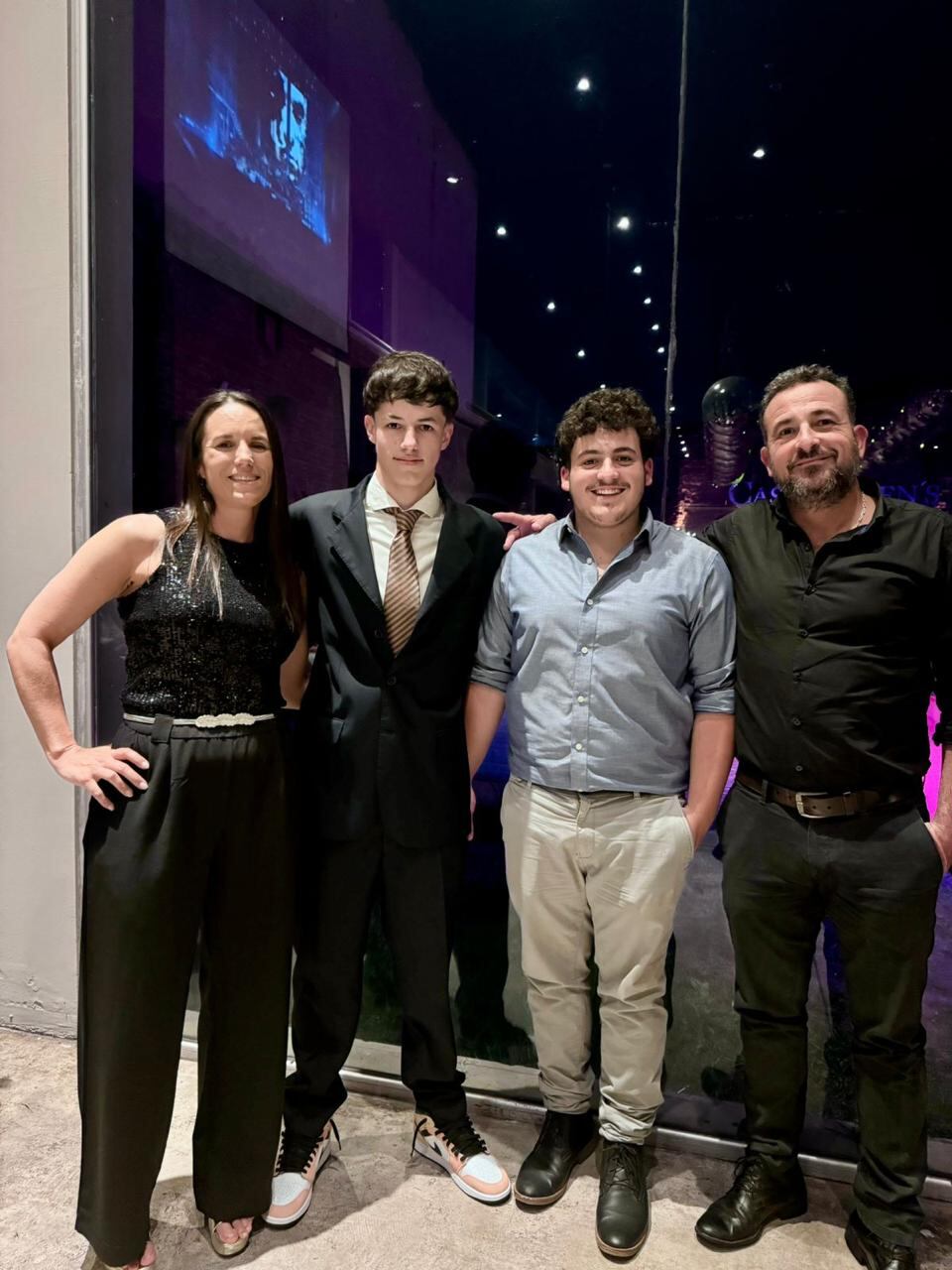 Mateo (el segundo,desde la izquierda), junto a su familia