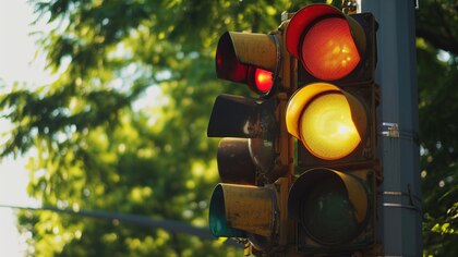 Qué hacer si el semáforo está en ambar: la DGT lo aclara