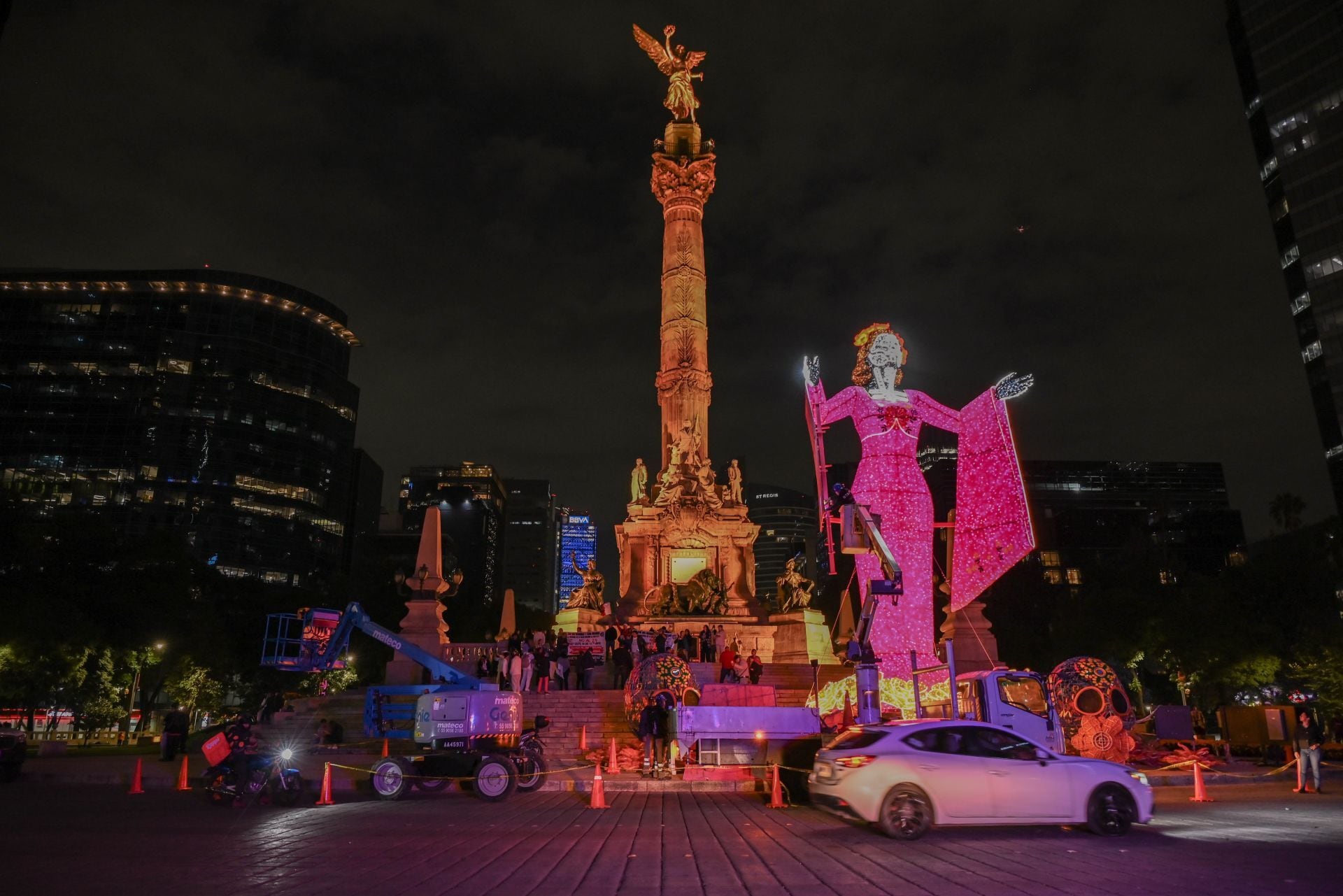 CIUDAD DE MÉXICO, 15OCTUBRE2026.- Colocación de figuras decorativas alusivas al Día de Muertos en el Ángel de la Independencia. ESTRELLA JOSENTO/CUARTOSCURO.COM
