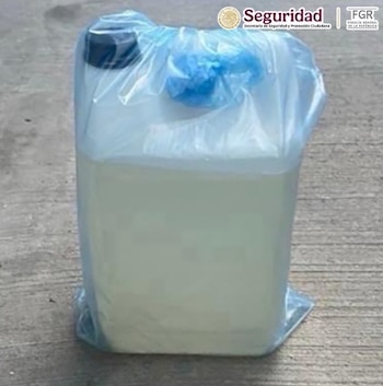 La droga fue localizada en 52 bidones ocultos entre cajas de fertilizantes dentro de una camioneta. (Cortesía)
