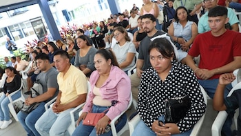 Participantes y familiares del Programa de Migración Laboral escuchan atentos durante la conferencia de prensa en el Ministerio de Trabajo, antes de partir hacia Canadá para incorporarse a empleos temporales (Cortesía @PrensaMiTrabajo).