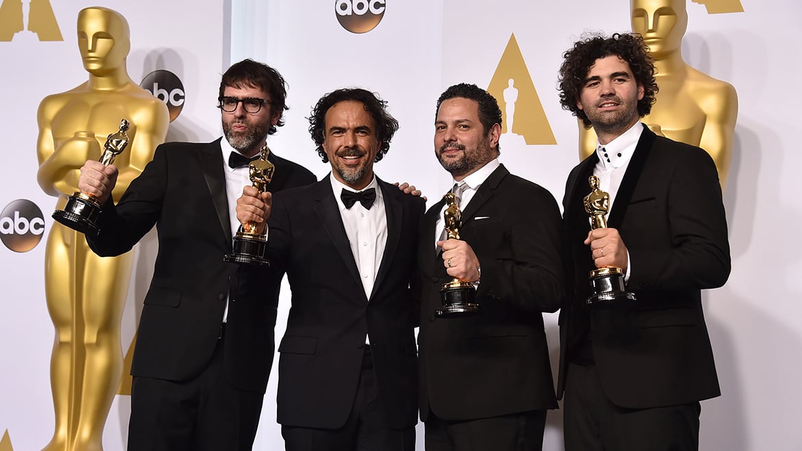 Nicolas Giacobone y, de izquierda a derecha, Alejandro González Iñárritu, Alexander Dinelaris y Armando Bo cuando ganaron el premio a la Mejor película por Birdman en los Premios Oscar de 2015 (Jordan Strauss/Invision/AP)