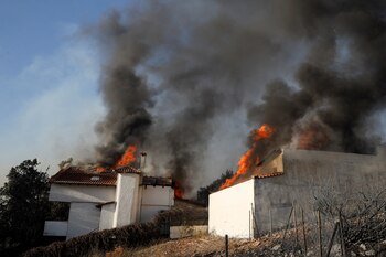 Casas en llamas en Pallini,