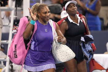 Las hermanas Venus y Serena Williams volvieron a competir juntas en el WTA 1000 de Cincinnati, cuatro años después de su último partido de dobles y ante la ovación de los aficionados (Foto AP/Kareem Elgazzar)