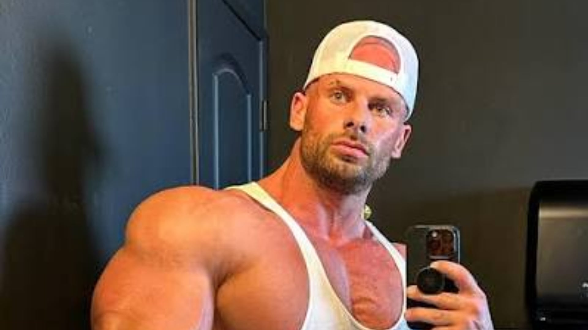 Joey Swoll comparte una inesperada actualización desde el hospital tras una emergencia cardíaca.