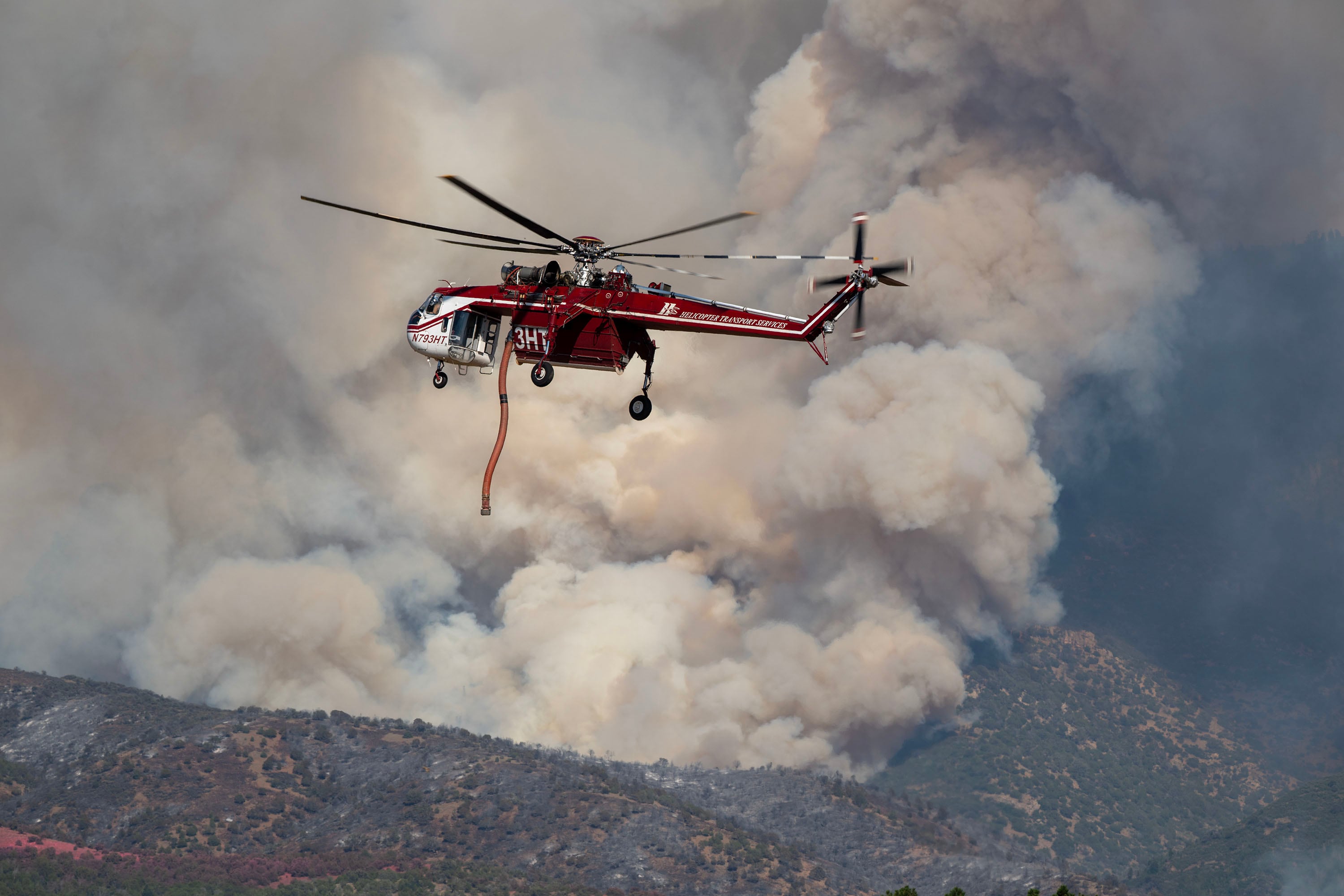 Dos pilotos de helicóptero murieron al estrellarse mientras combatían el incendio forestal Widemouth 2 en Utah (Scott G Winterton/The Deseret News vía AP)