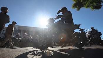 Miles de motociclistas, trajes formales y clásicas motos recorren Colombia para visibilizar el cáncer de próstata y la salud mental masculina
