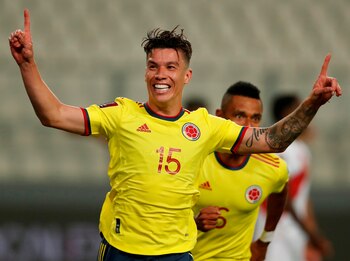 El jugador Mateus Uribe de Colombia celebra, el 3 de junio de 2021, tras anotar contra Perú. EFE/ Paolo Aguilar/Pool
