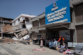 Personas aguardan este viernes, frente a la Clínica Popular Dr. Alfredo Machado en Catia La Mar (Venezuela). Familiares recorren distintos hospitales para intentar ubicar a sus parientes heridos o fallecidos tras los terremotos de 7,2 y 7,5 registrados la tarde del miércoles y que ha dejado, hasta el momento, un saldo de 920 personas muertas. EFE/ Ronald Peña R