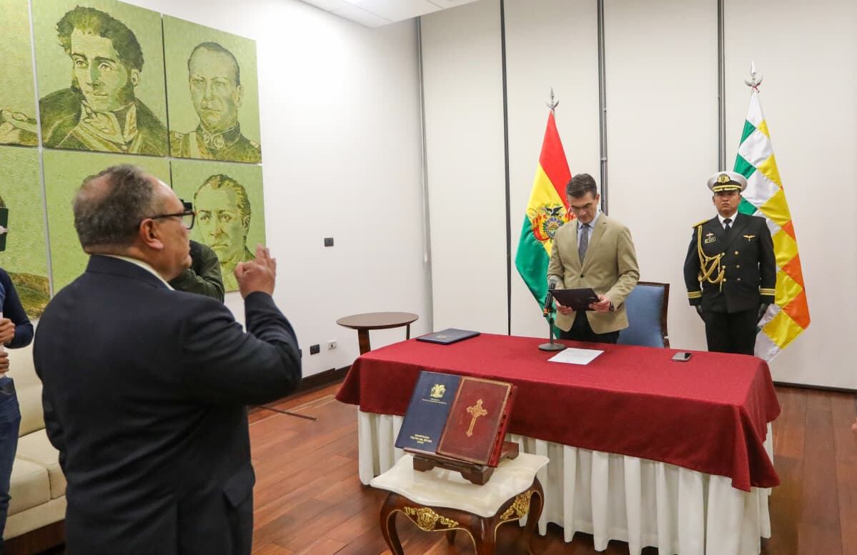 Calderón, vinculado previamente a la Asociación Nacional de Mineros Medianos, asumió el cargo en medio de tensiones en el sector y de la reorganización ministerial anunciada por Paz