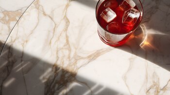 Un vaso de gaseosa con hielo, una bebida azucarada que debe consumirse con moderación. (Imagen ilustrativa Infobae)